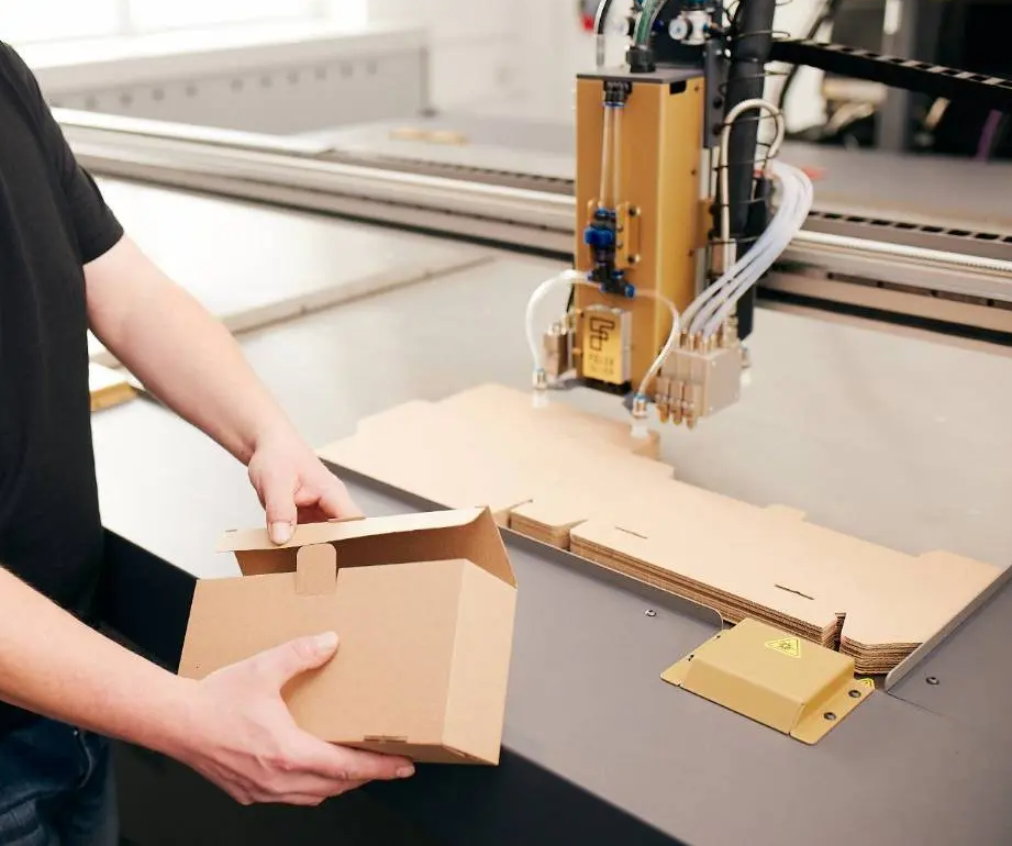 Machine de collage de dossiers de boîtes : redéfinir l'efficacité de l'emballage moderne